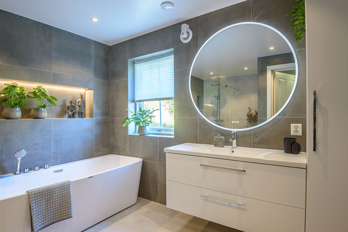 Tidløst bad med klassiske møbler