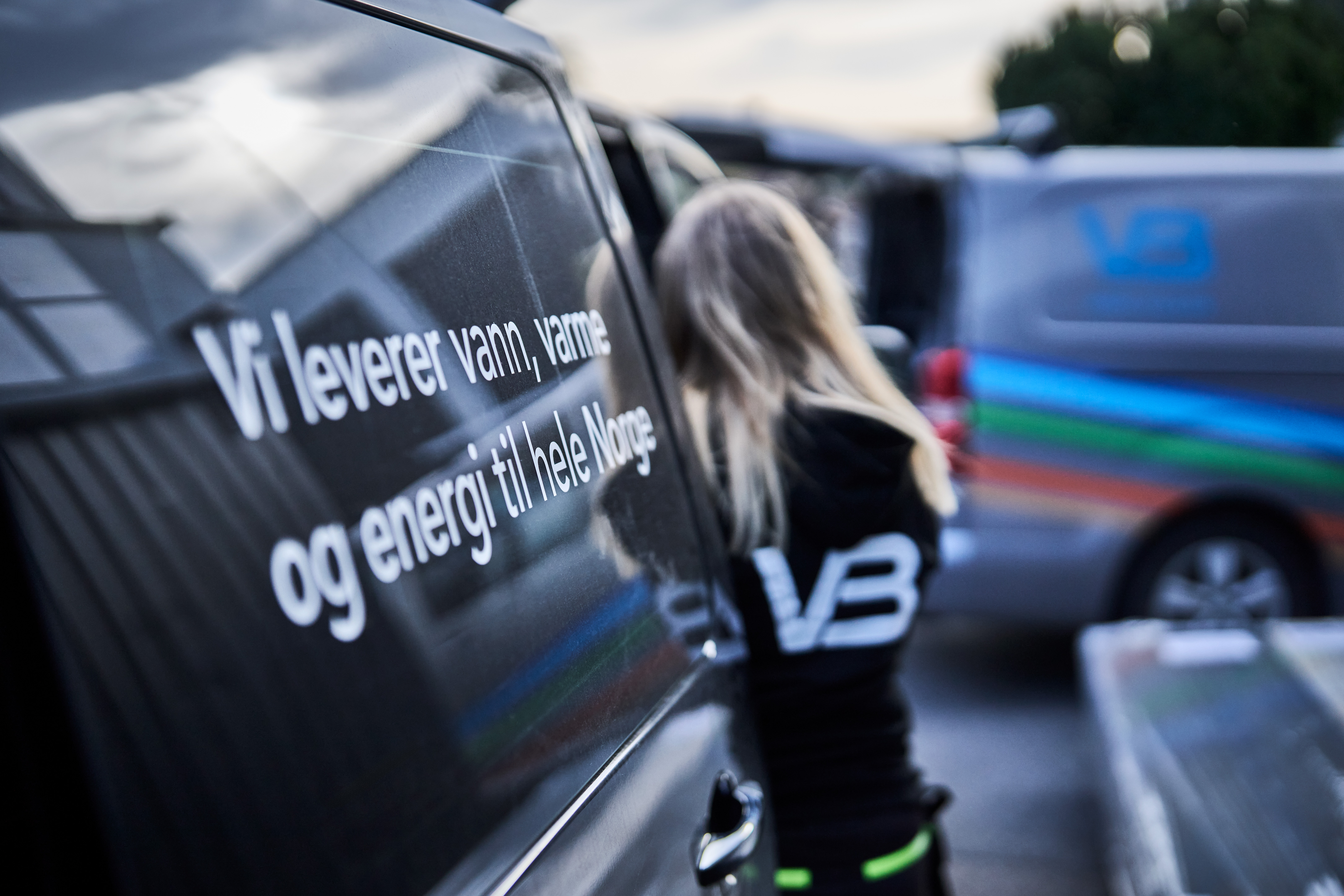 VB-rørlegger ved bilen med slagordet Vi leverer vann, varme og energi til hele Norge